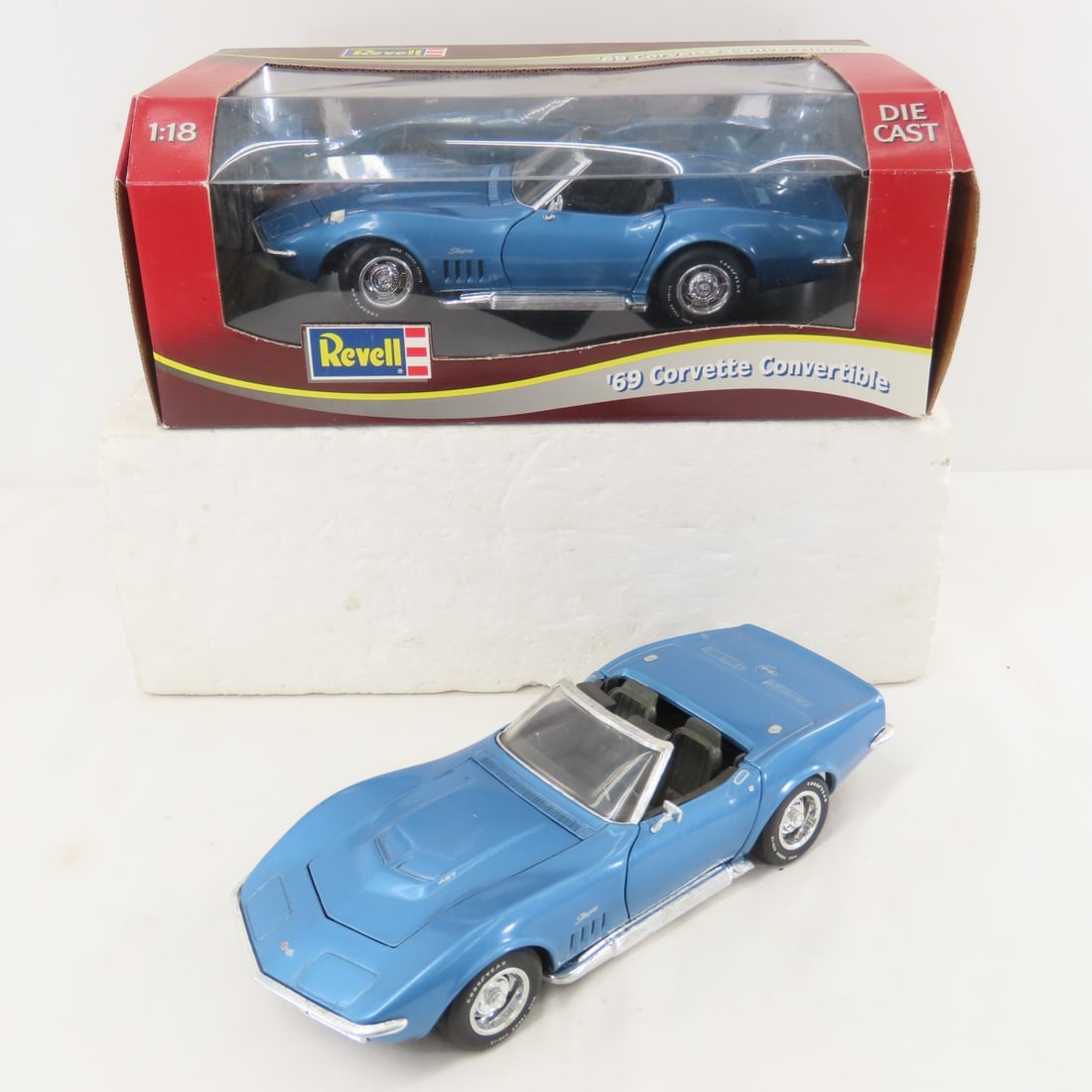 2 Revell 1/18 Diecast '69 Corvettes- 1 in Box: 2 Revell 1/18 Diecast '69 Corvettes- 1 in Box - LOT SIZE: 13x8x10" 4 LBS All information and photos, which are part of the description, are intended to be as accurate as possible, but errors are