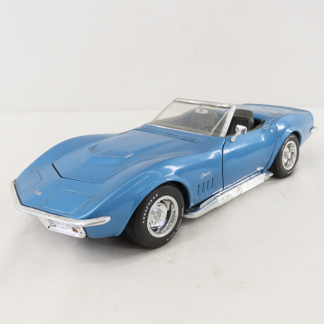 2 Revell 1/18 Diecast '69 Corvettes- 1 in Box - 8