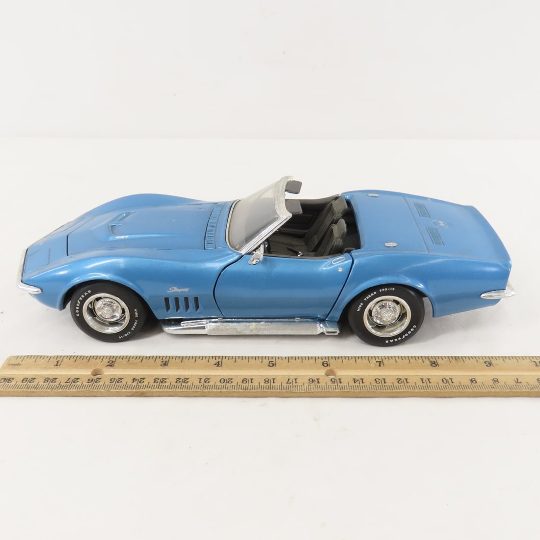 2 Revell 1/18 Diecast '69 Corvettes- 1 in Box - 9