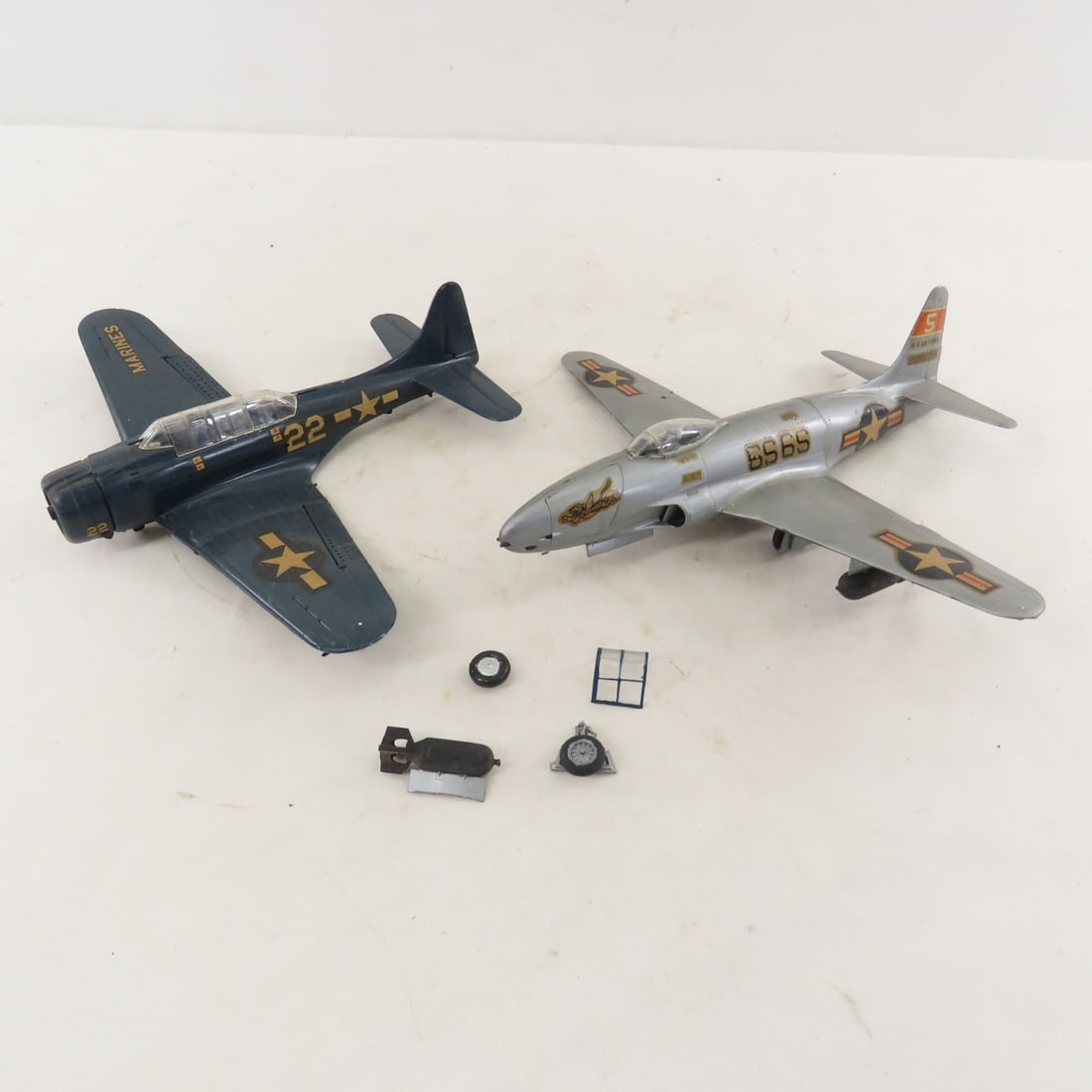 2 Metal & 8 Plastic Airplane Models & 6 Art Prints - 15