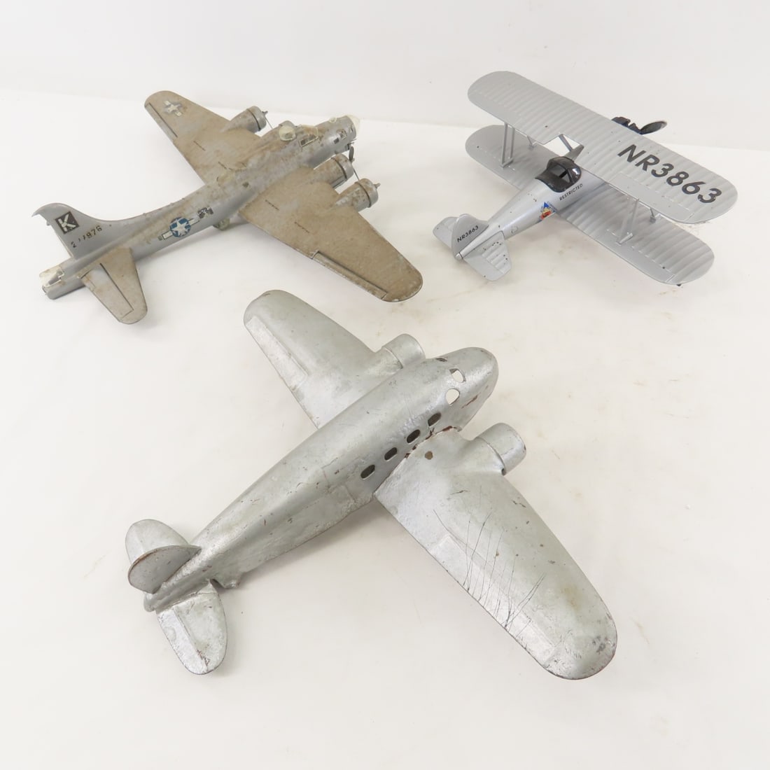 2 Metal & 8 Plastic Airplane Models & 6 Art Prints - 3