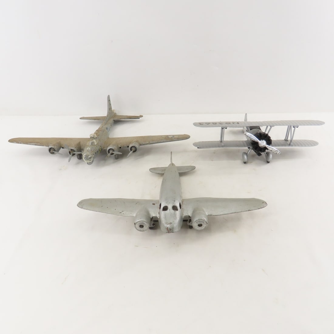 2 Metal & 8 Plastic Airplane Models & 6 Art Prints - 4