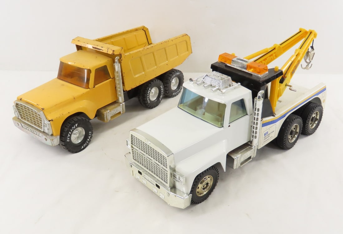 Nylint Dump Truck & NAPA Tow Truck: Nylint Dump Truck & NAPA Tow Truck - 1/18 diecast, LOT SIZE: 16x12x10" 7 LBS All information and photos, which are part of the description, are intended to be as accurate as possible, but errors are