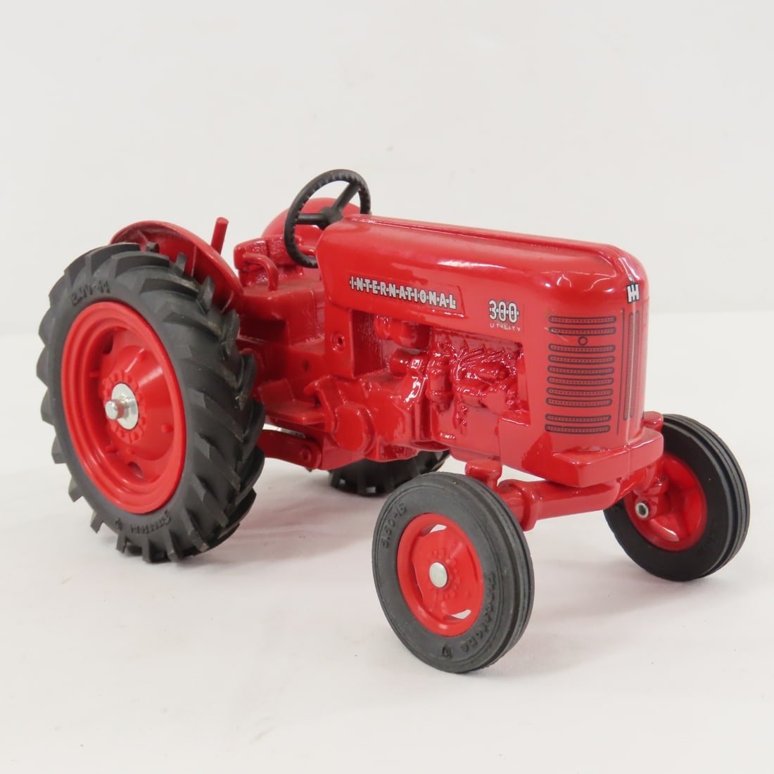 Unmarked Custom International 300 Utility Tractor - 7