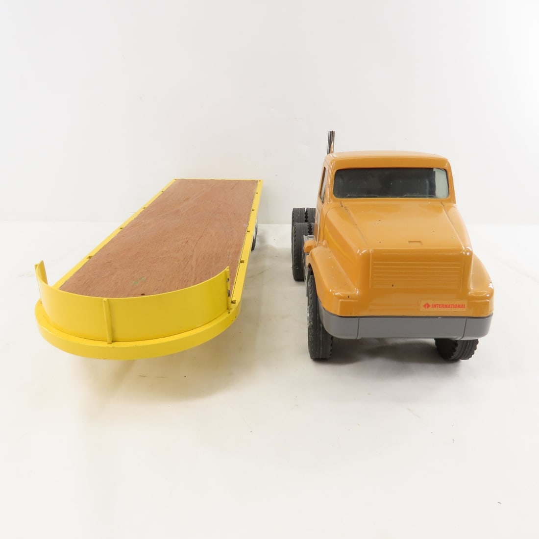 ERTL McClinton-Anchor Tractor & Custom Flat Bed - 8