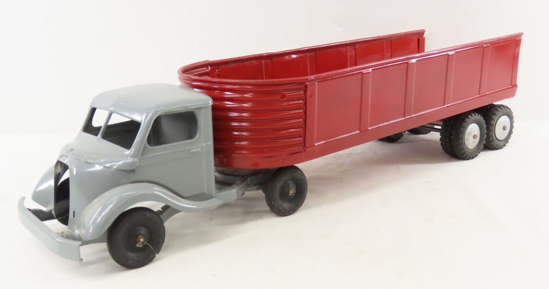 Repainted Kingsbury Truck with Structo Trailer: Repainted Kingsbury Truck with Structo Trailer - Approx 1/30 diecast, LOT SIZE: 17x6x7" 4 LBS All information and photos, which are part of the description, are intended to be as accurate as possible,