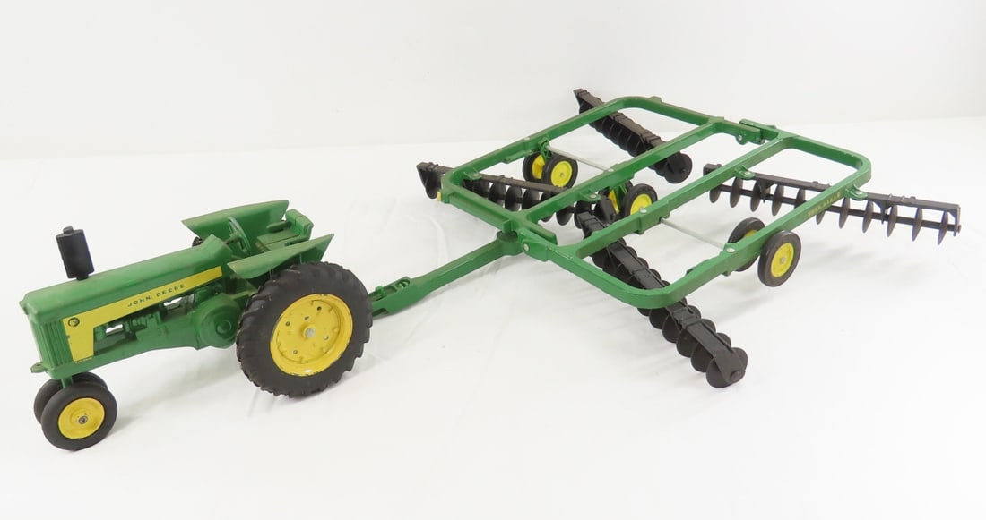 ERTL JD NF Tractor & 220 Power-Flex Folding Disc: ERTL JD NF Tractor & 220 Power-Flex Folding Disc - disc is all plastic, 1/16 diecast row crop tractor, LOT SIZE: 17x15x9" 4 LBS All information and photos, which are part of the description, are inten