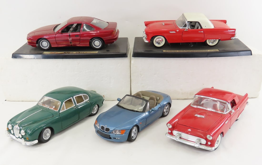 5 Maisto, Revell & Other 1/18 Diecast Cars: 5 Maisto, Revell & Other 1/18 Diecast Cars - Maisto 1959 Jaguar Mark II, Revell 19559 T-Bird, Maisto 1990 BMW 850i on stand, 1955 T-Bird on stand, and UT Models BMW Z3. LOT SIZE: 18x15x5" 9 LBS All in
