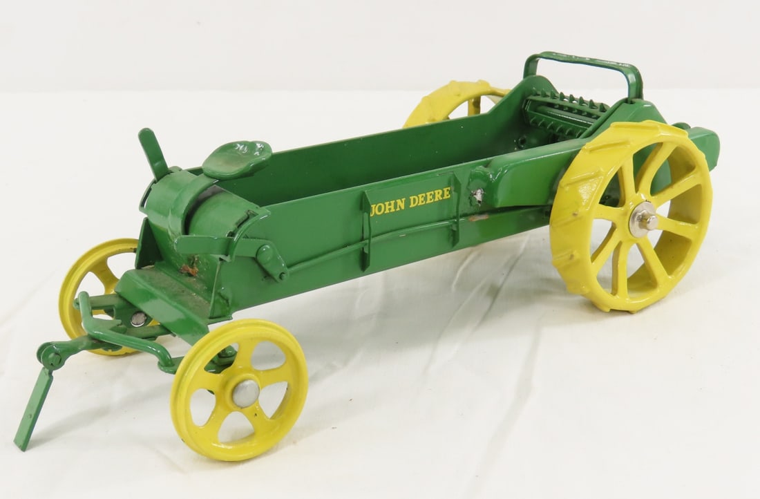 Scratch Built John Deere Manure Spreader: Scratch Built John Deere Manure Spreader - 1/16 scale metal with metal wheels, LOT SIZE: 10x4x3" 2 LBS All information and photos, which are part of the description, are intended to be as accurate as