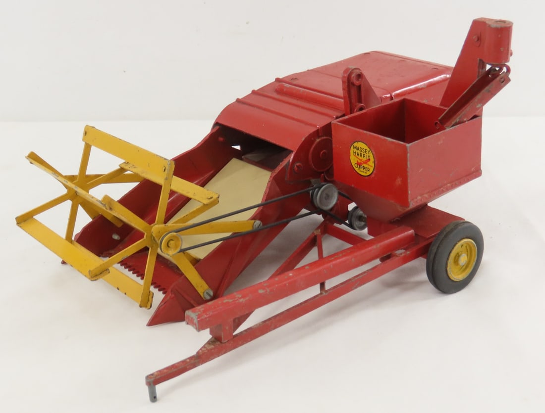 Reuhl Massey-Harris Clipper Combine: Reuhl Massey-Harris Clipper Combine - 1/16 diecast, LOT SIZE: 12x7x5" 3 LBS All information and photos, which are part of the description, are intended to be as accurate as possible, but errors are
