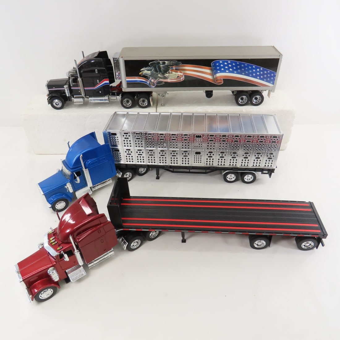 Franklin Mint & 2 New Ray Semi-Trailers: Franklin Mint & 2 New Ray Semi-Trailers - Peterbilt patriotic truck by Franklin Mint Precision models. Approx 1/30 scale. 2 New Ray are all plastic, LOT SIZE: 24x12x6" 9 LBS All information and