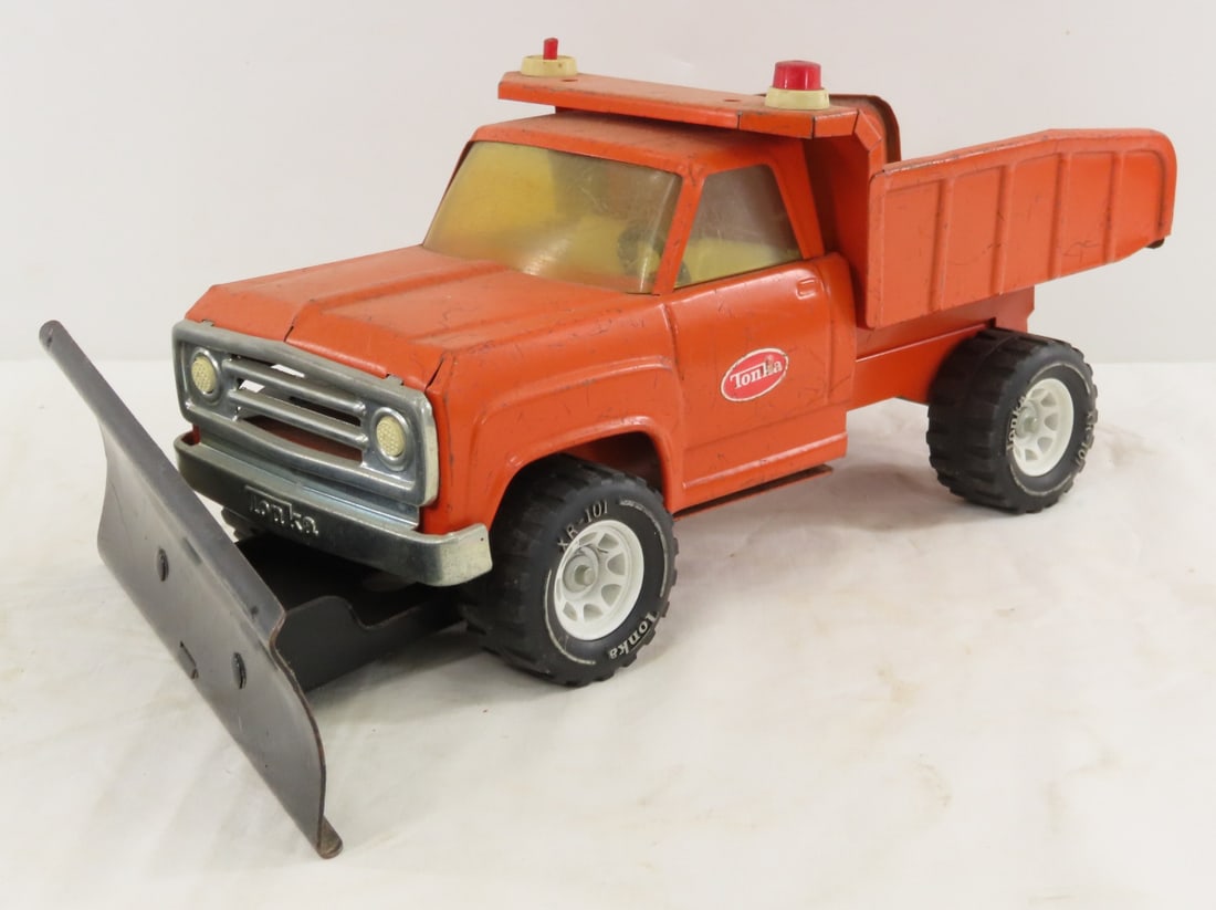1970s Tonka Orange Dump Truck with Blade: 1970s Tonka Orange Dump Truck with Blade - 1 emergency light is broken, XR-101 tires, LOT SIZE: 17x9x7" 5 LBS All information and photos, which are part of the description, are intended to be as