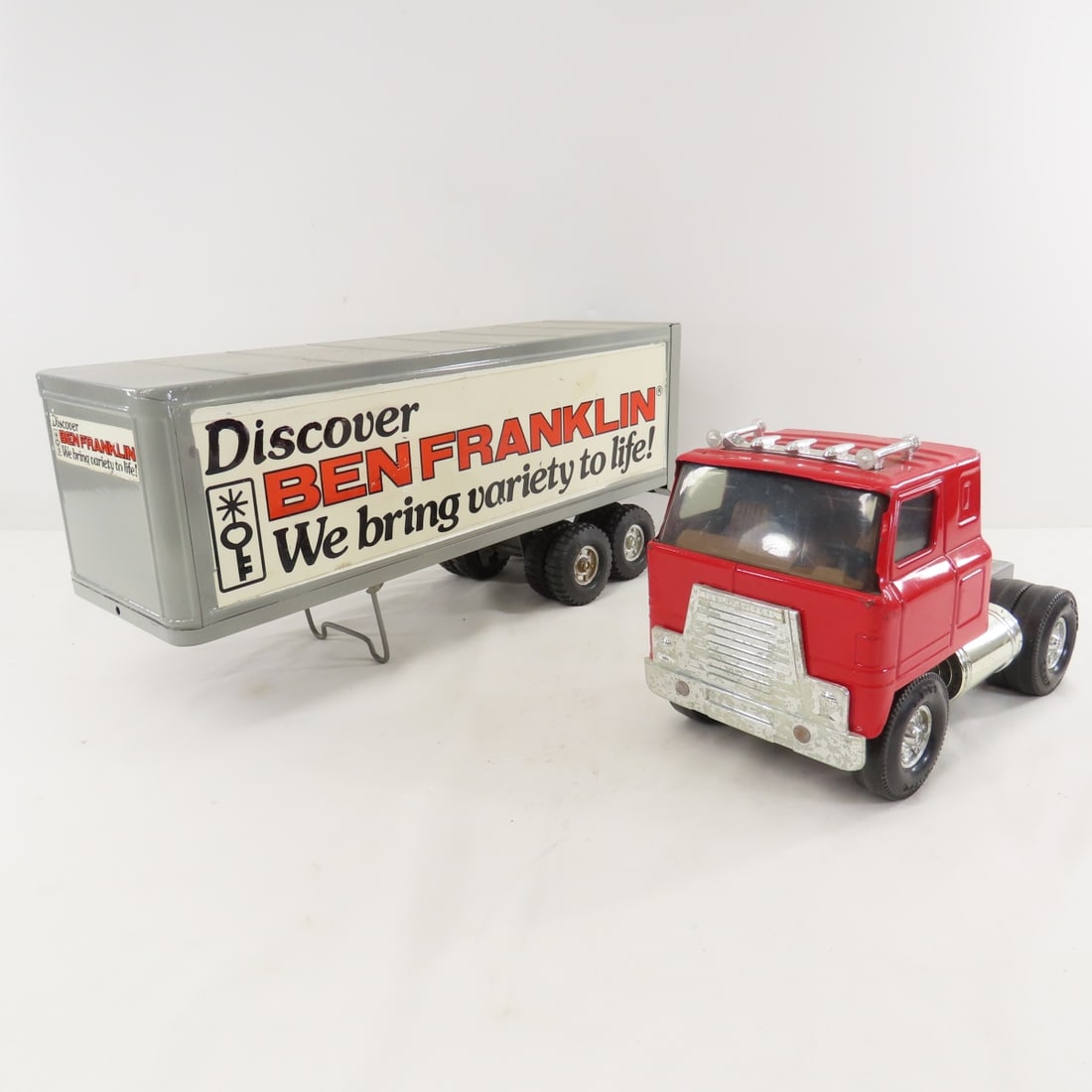 ERTL International Truck & Ben Franklin Trailer - 11