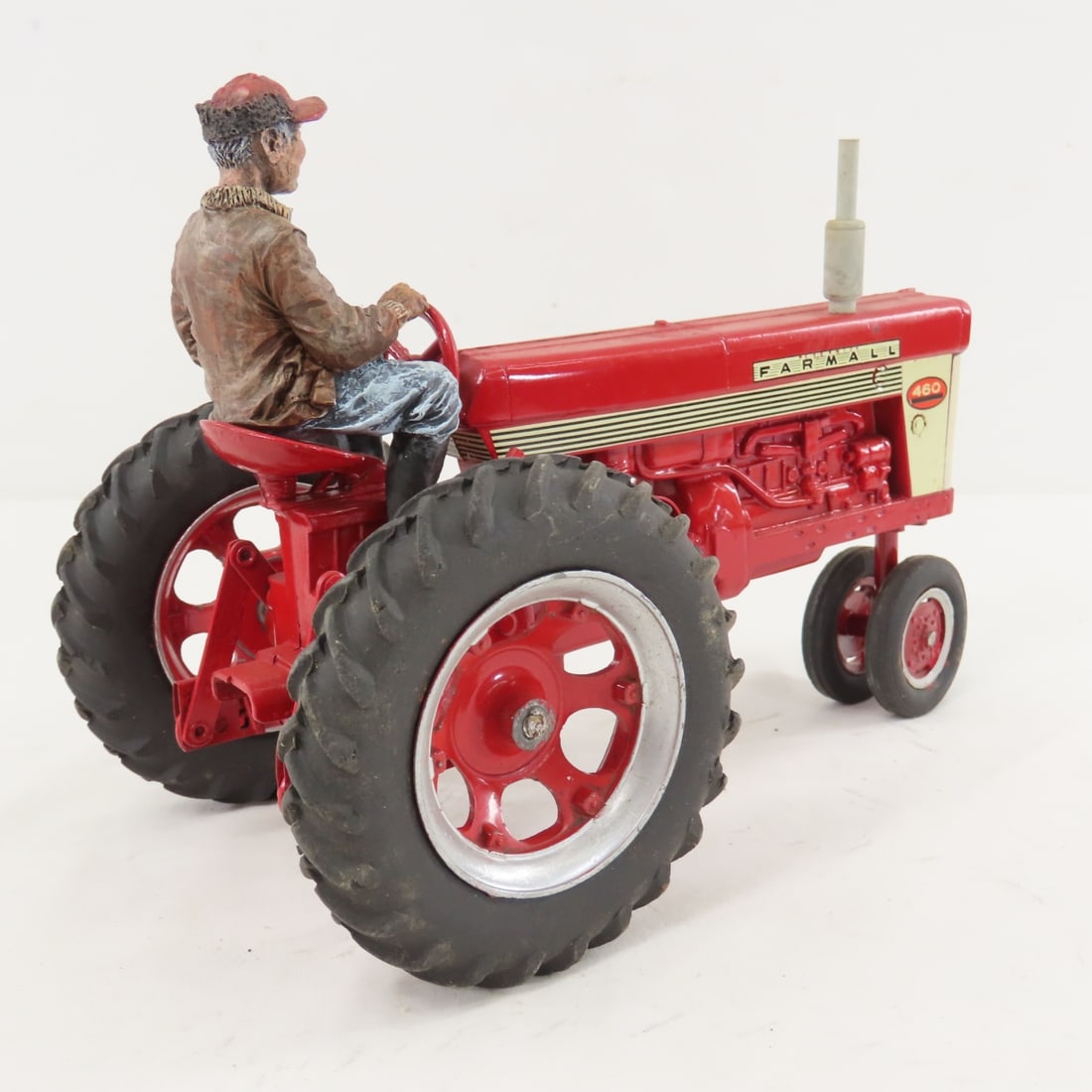 ERTL Farmall 460 & 1995 Special Edition 350 - 17