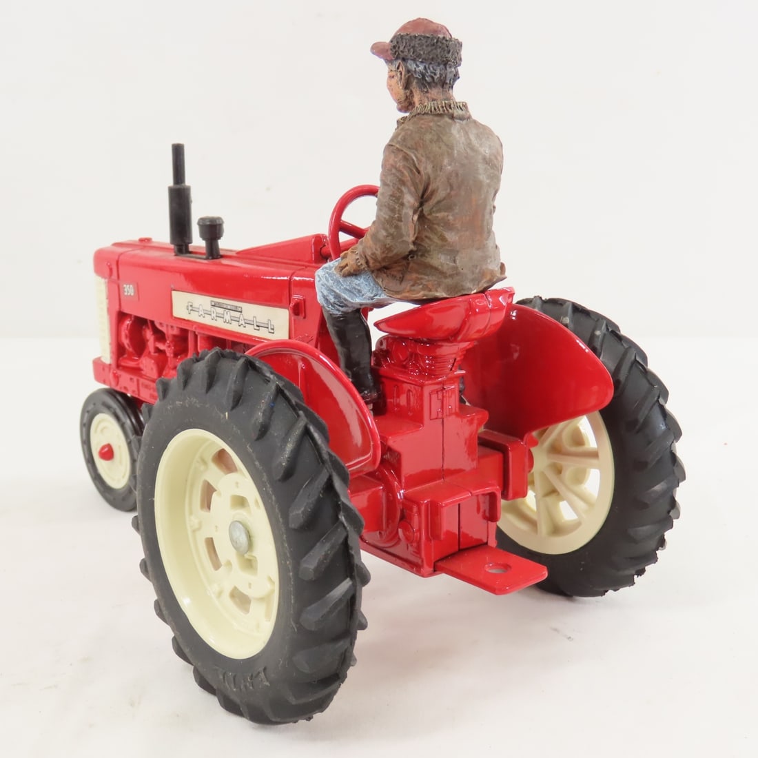 ERTL Farmall 460 & 1995 Special Edition 350 - 3