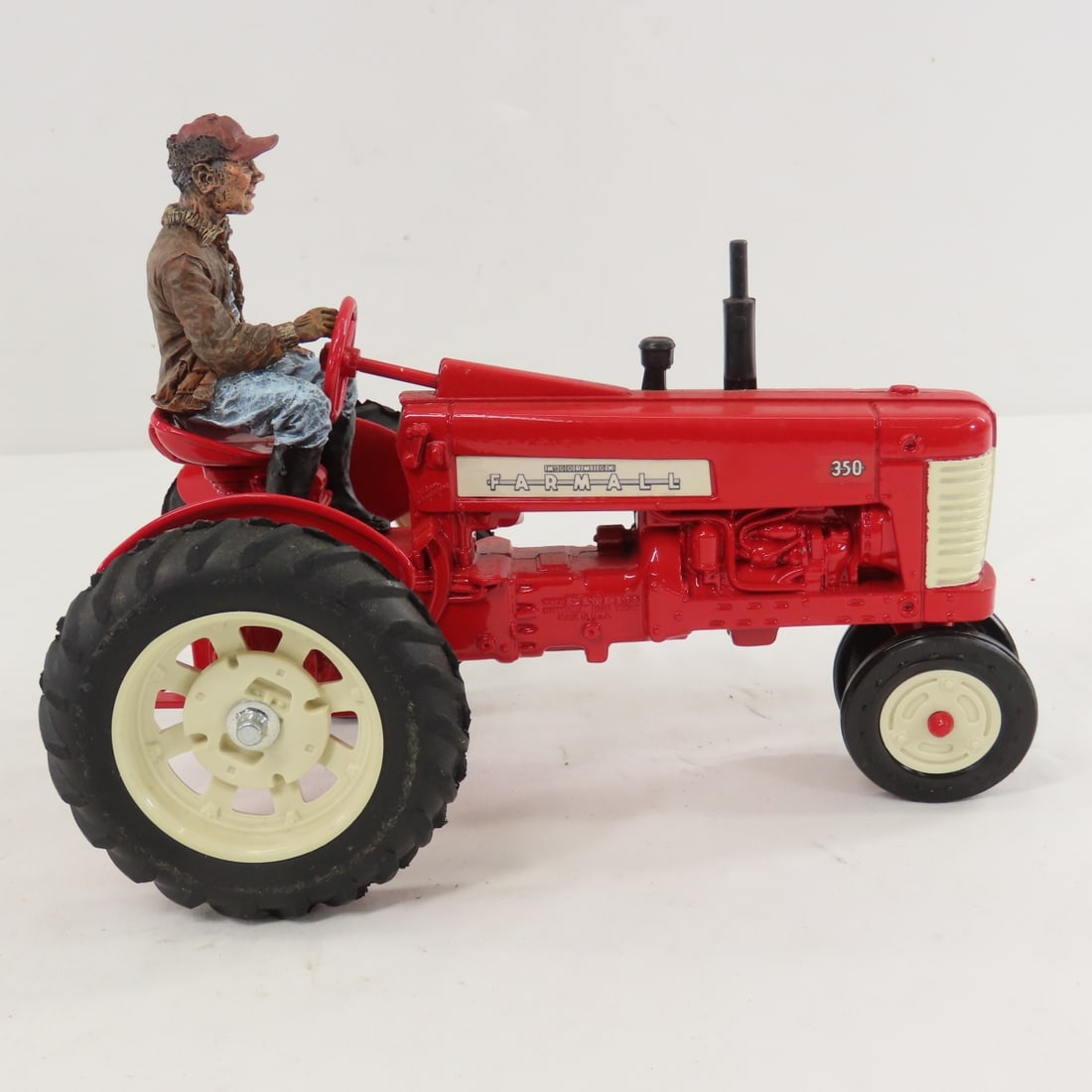 ERTL Farmall 460 & 1995 Special Edition 350 - 6