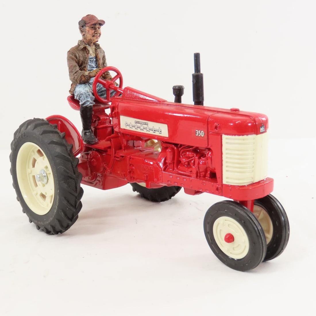 ERTL Farmall 460 & 1995 Special Edition 350 - 7