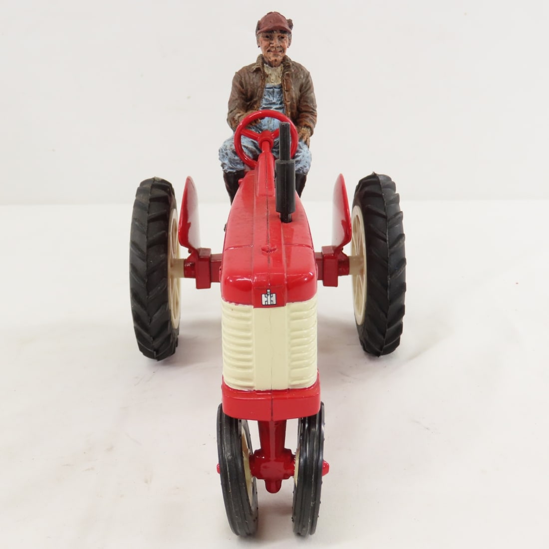 ERTL Farmall 460 & 1995 Special Edition 350 - 8