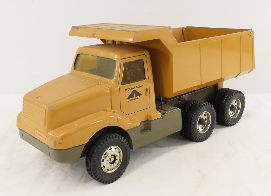 ERTL McClinton-Anchor Hydraulic Dump Truck: ERTL McClinton-Anchor Hydraulic Dump Truck - hydraulic works- it is fast, plastic base LOT SIZE: 16x7x7" 5 LBS All information and photos, which are part of the description, are intended to be as