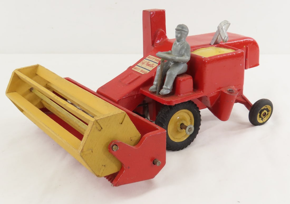 King Massey-Harris Self Propelled Combine: King Massey-Harris Self Propelled Combine - Harvest Brigade w/ driver, approx 1/18 cast iron, LOT SIZE: 10x8x5" 3 LBS All information and photos, which are part of the description, are intended to be