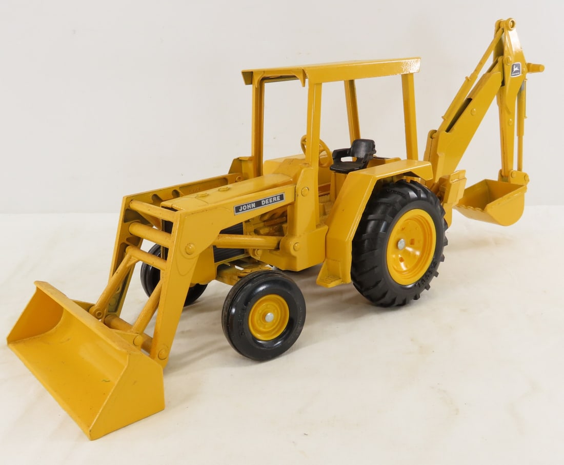 ERTL John Deere 310 Construction Backhoe Loader: ERTL John Deere 310 Construction Backhoe Loader - 1/16 diecast, LOT SIZE: 16x9x8" 4 LBS All information and photos, which are part of the description, are intended to be as accurate as possible, but