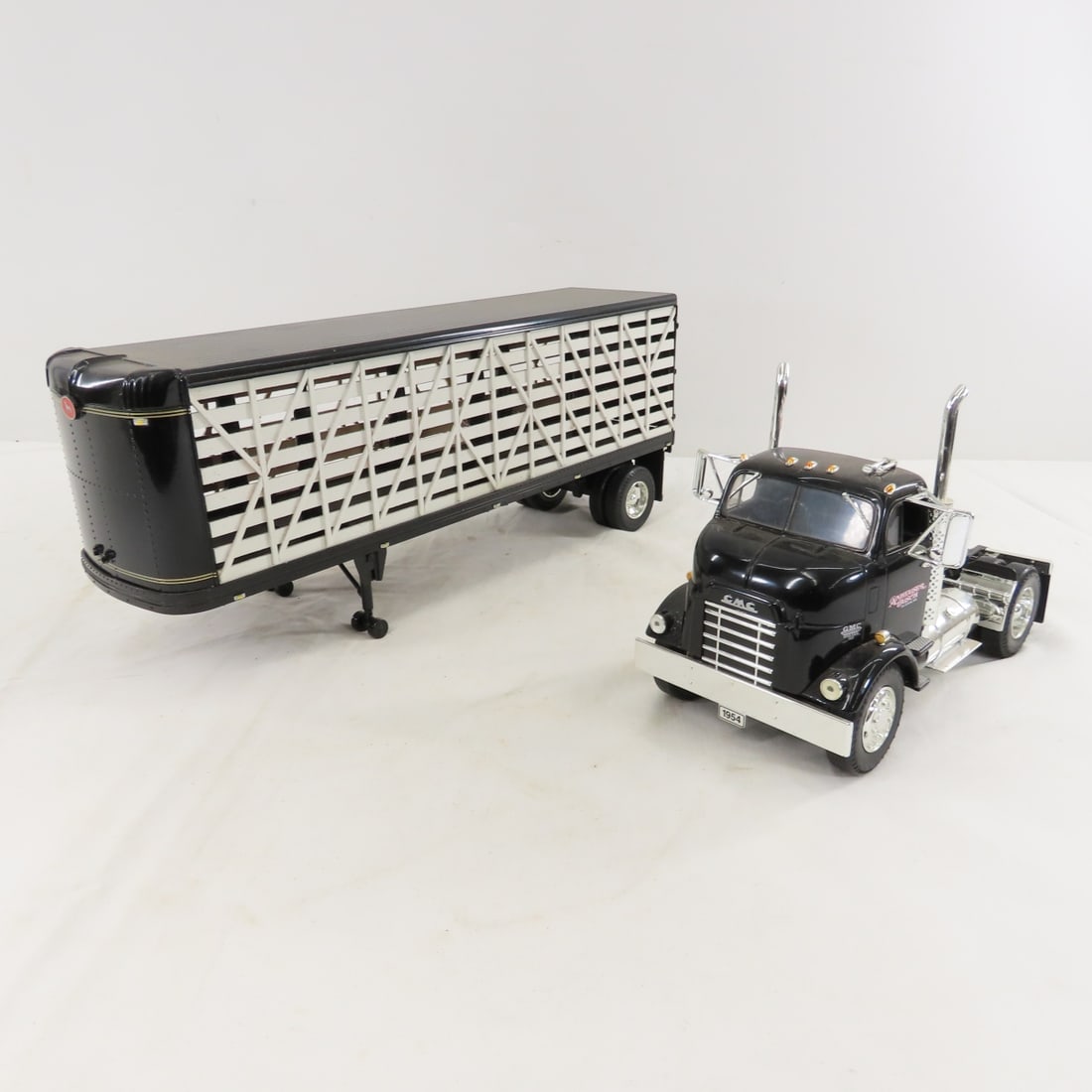 ERTL 1954 GMC Cab & Great Dane Cattle Trailer - 11
