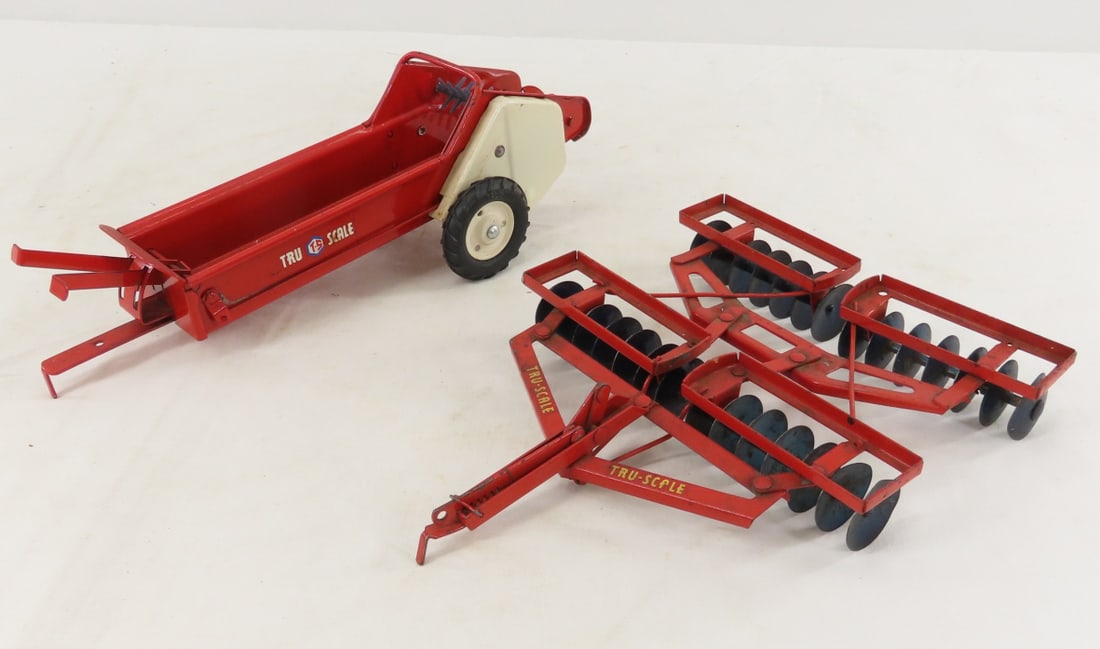 Tru-Scale Manure Spreader & Disc Harrow: Tru-Scale Manure Spreader & Disc Harrow - steel, LOT SIZE: 11x10x4" 2 LBS All information and photos, which are part of the description, are intended to be as accurate as possible, but errors are