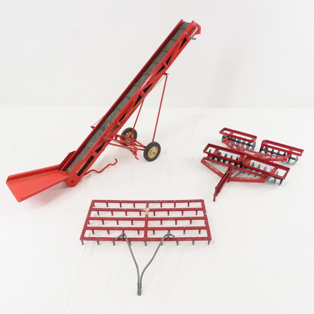 Tru-Scale Elevator, Disc Harrow & Spike Harrow: Tru-Scale Elevator, Disc Harrow & Spike Harrow - harrows are not marked- may be Eska or ERTL. 1/16 diecast. LOT SIZE: 17x10x8" 2 LBS All information and photos, which are part of the description, are