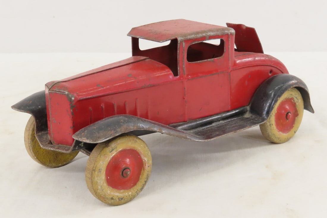 Wyandotte Coupe with Rumble Seat: Wyandotte Coupe with Rumble Seat - metal with wood wheels, LOT SIZE: 9x4x4" 1 LB All information and photos, which are part of the description, are intended to be as accurate as possible, but errors a