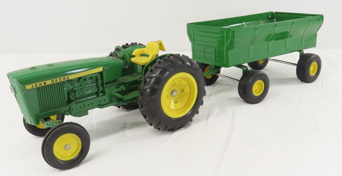 ERTL John Deere 2040 Tractor & Flare Box Wagon: ERTL John Deere 2040 Tractor & Flare Box Wagon - 1/16 diecast, LOT SIZE: 11x10x4" 3 LBS All information and photos, which are part of the description, are intended to be as accurate as possible, but