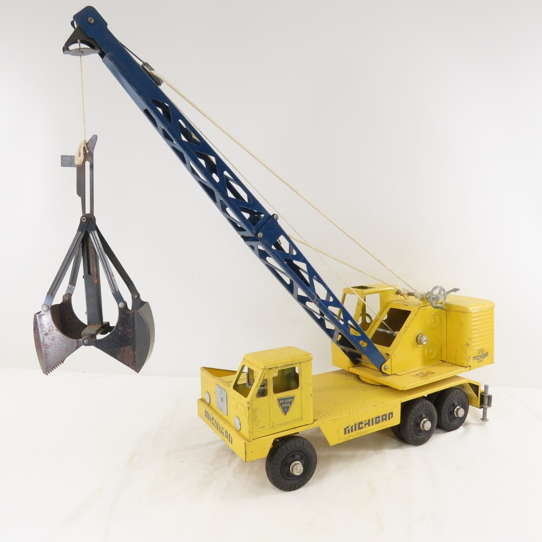 Nylint Clark Michigan Model TX24 Clamshell Crane: Nylint Clark Michigan Model TX24 Clamshell Crane - all original, LOT SIZE: 20x14x9" 10 LBS All information and photos, which are part of the description, are intended to be as accurate as possible,