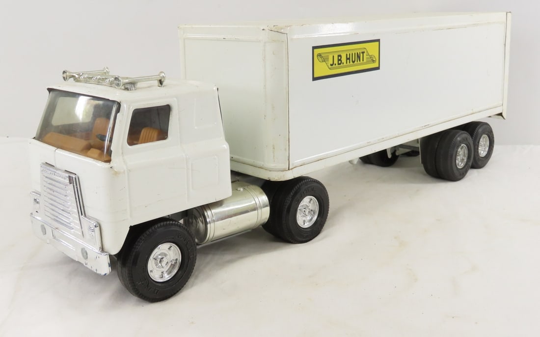 ERTL JB Hunt Pressed Steel Tractor Trailer: ERTL JB Hunt Pressed Steel Tractor Trailer - 16" trailer is missing rear door, LOT SIZE: 16x11x8" 6 LBS All information and photos, which are part of the description, are intended to be as accurate as