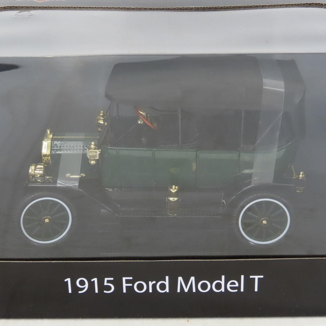 Motor City Classics 1915 Ford Model T 1/18 in Box - 2