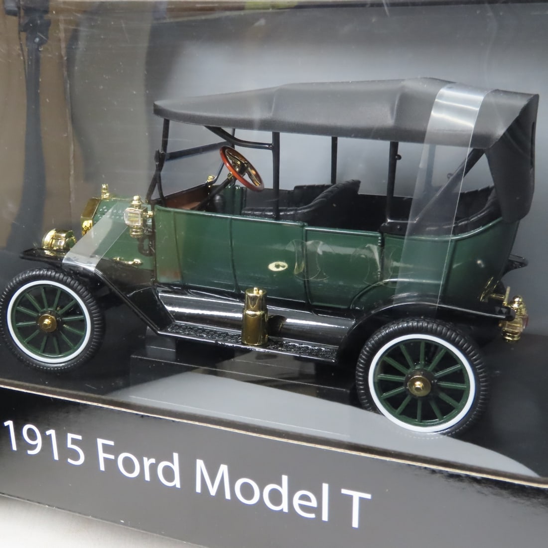 Motor City Classics 1915 Ford Model T 1/18 in Box - 8