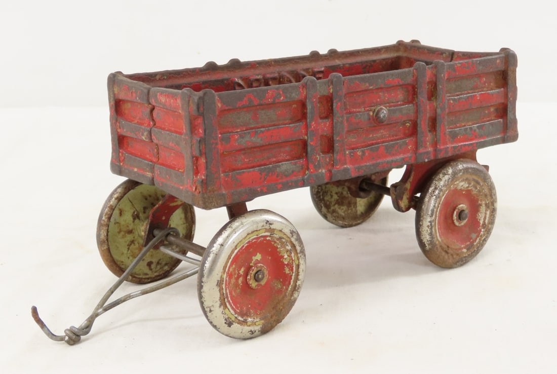 1920's Arcade Cast Iron 286H Farm Wagon: 1920's Arcade Cast Iron 286H Farm Wagon - hitch has been replaced. LOT SIZE: 7x3x3" 3 LBS All information and photos, which are part of the description, are intended to be as accurate as possible,