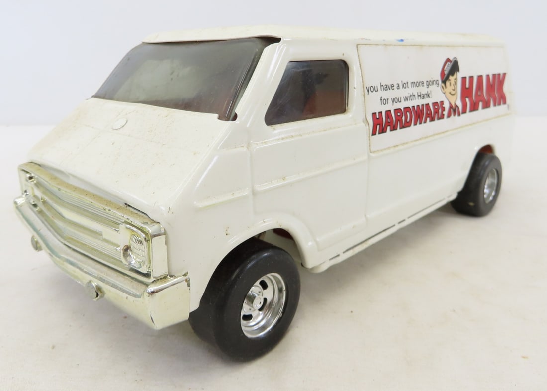 ERTL Hardware Hank 1/16 Diecast Van: ERTL Hardware Hank 1/16 Diecast Van - back door sticks. LOT SIZE: 11x5x5" 2 LBS All information and photos, which are part of the description, are intended to be as accurate as possible, but errors