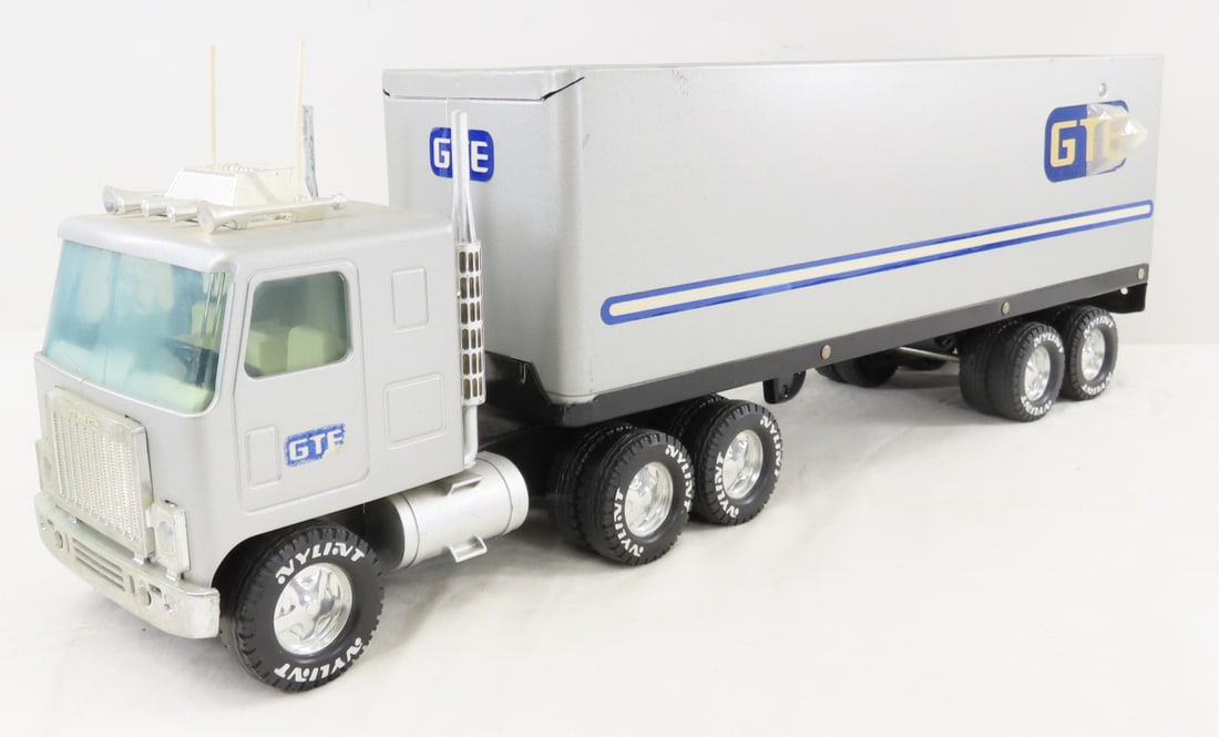 Vintage Nylint GTE Tractor & Trailer: Vintage Nylint GTE Tractor & Trailer - in very good condition. approx 1/30 diecast, LOT SIZE: 16x10x8" 5 LBS All information and photos, which are part of the description, are intended to be as