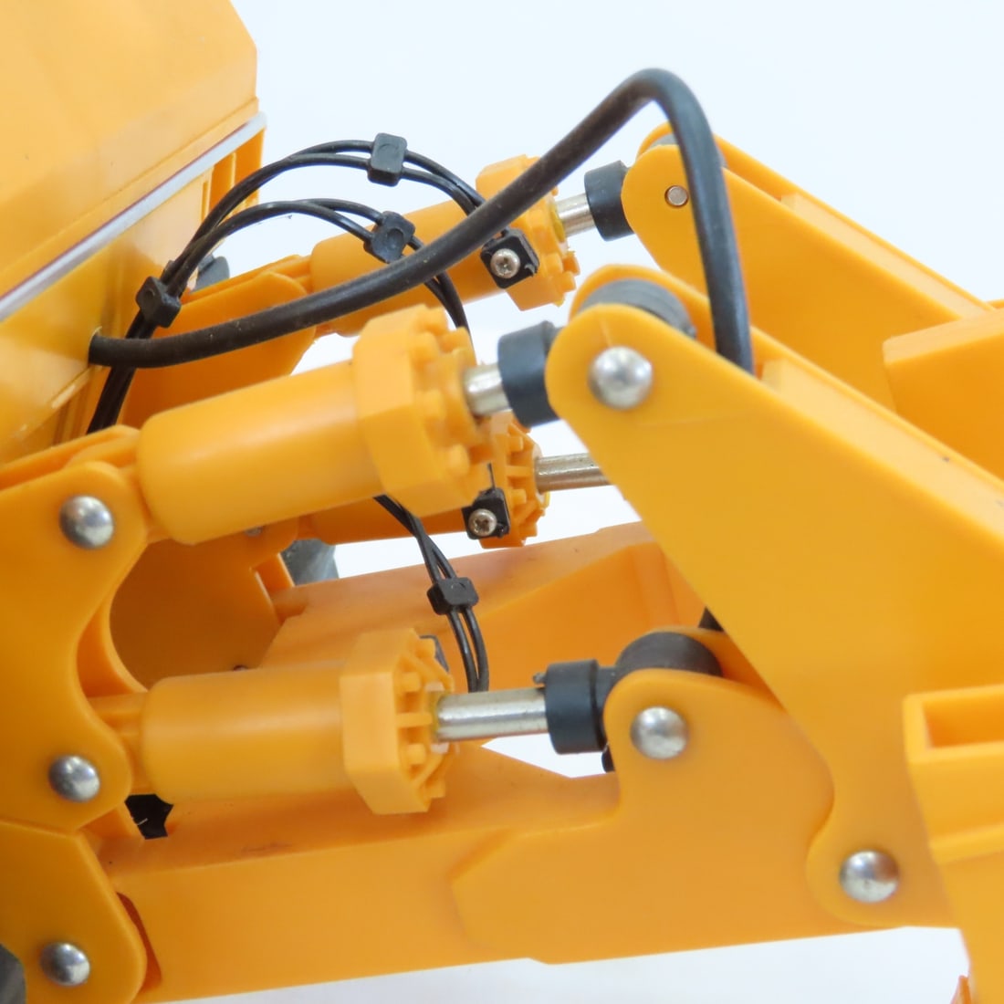 New Bright CAT D9L Caterpillar R/C Bulldozer - 13