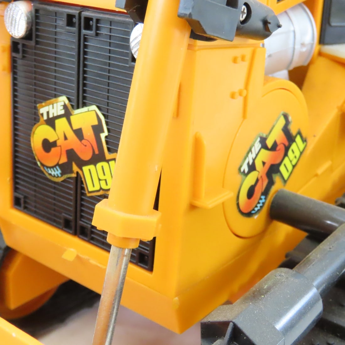 New Bright CAT D9L Caterpillar R/C Bulldozer - 14
