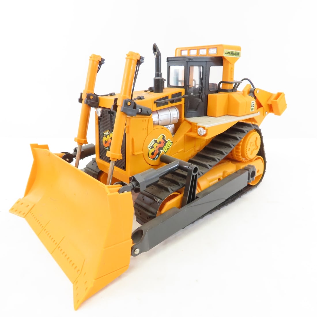 New Bright CAT D9L Caterpillar R/C Bulldozer: New Bright CAT D9L Caterpillar R/C Bulldozer - no remote control, all plastic, LOT SIZE: 18x10x9" 4 LBS All information and photos, which are part of the description, are intended to be as accurate