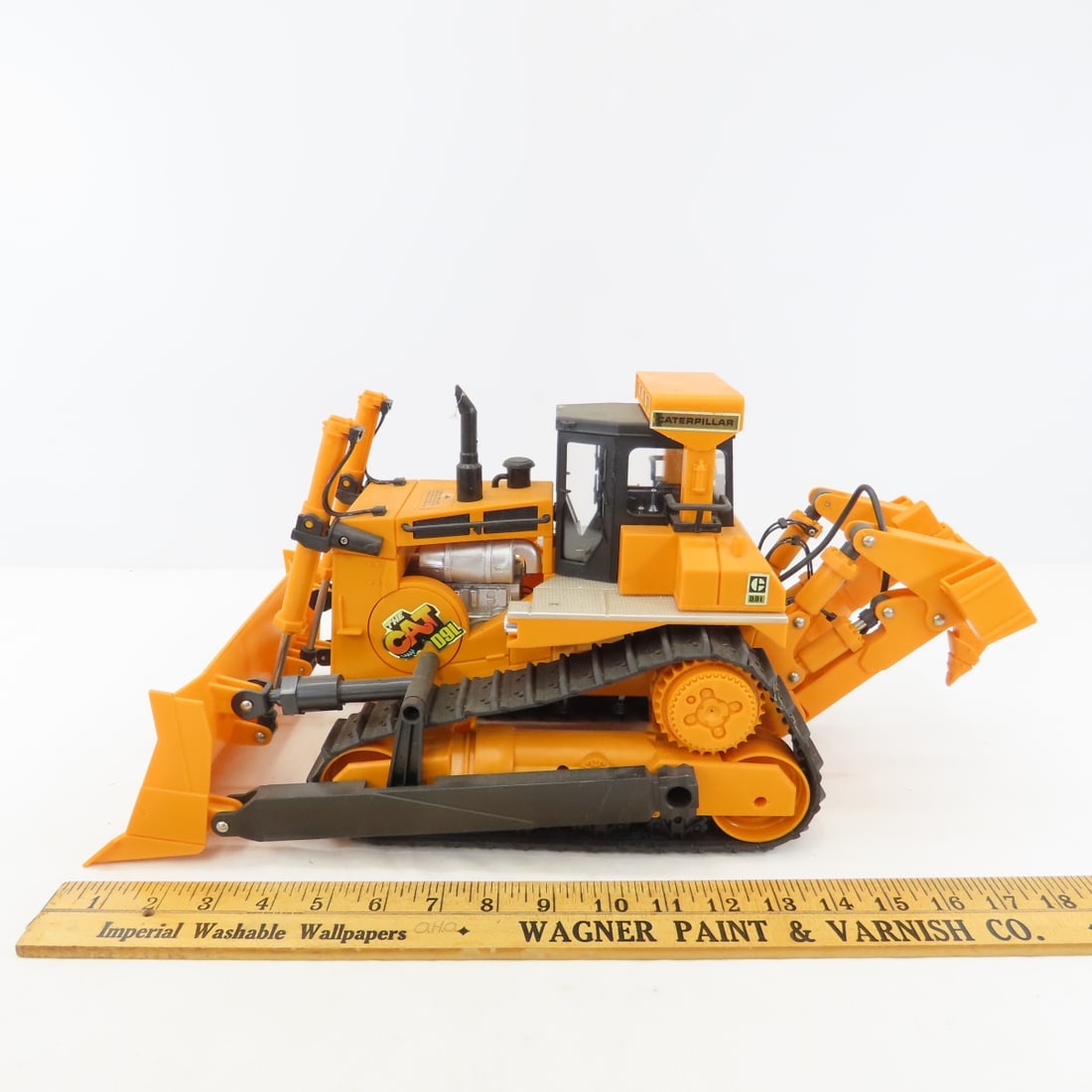 New Bright CAT D9L Caterpillar R/C Bulldozer - 2