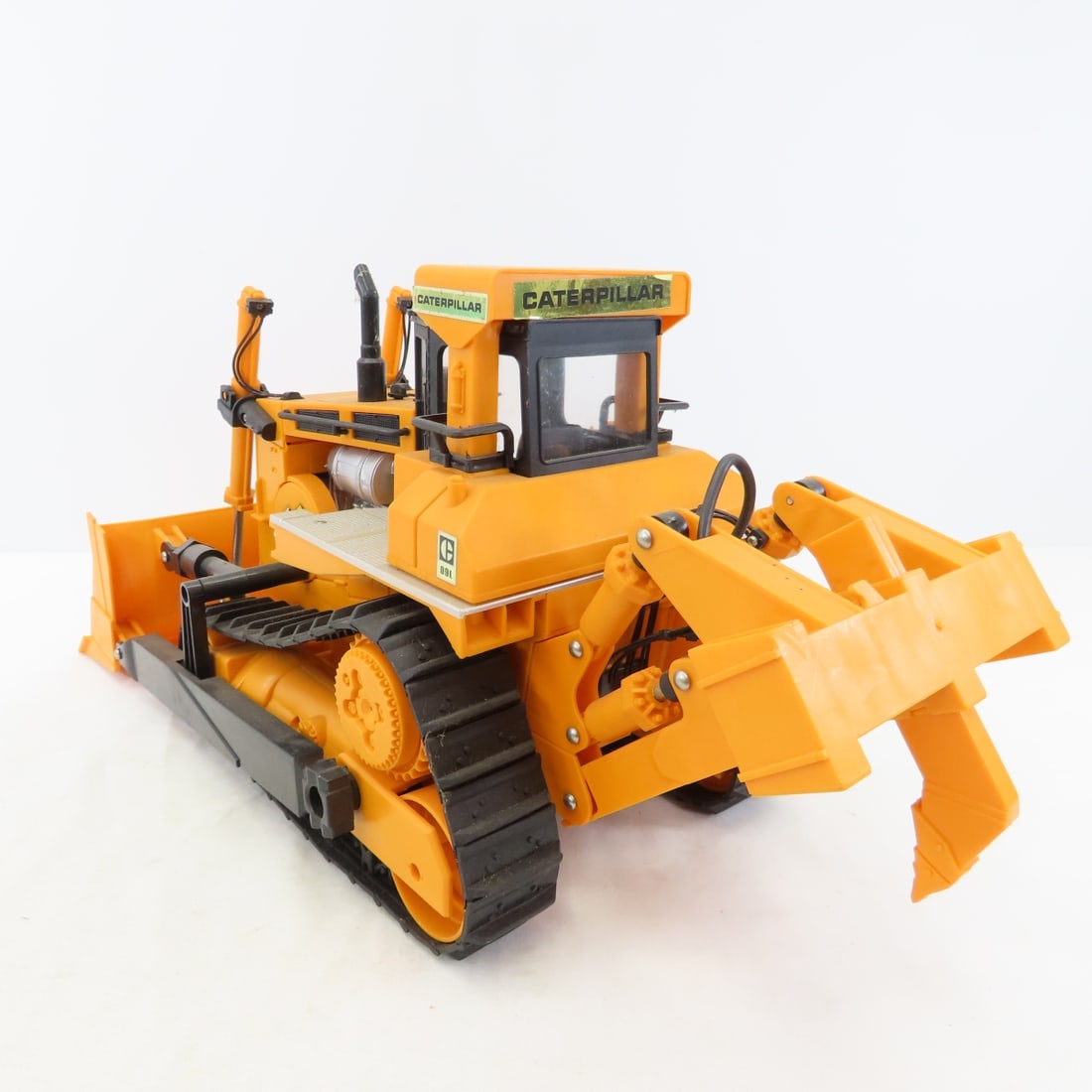 New Bright CAT D9L Caterpillar R/C Bulldozer - 3