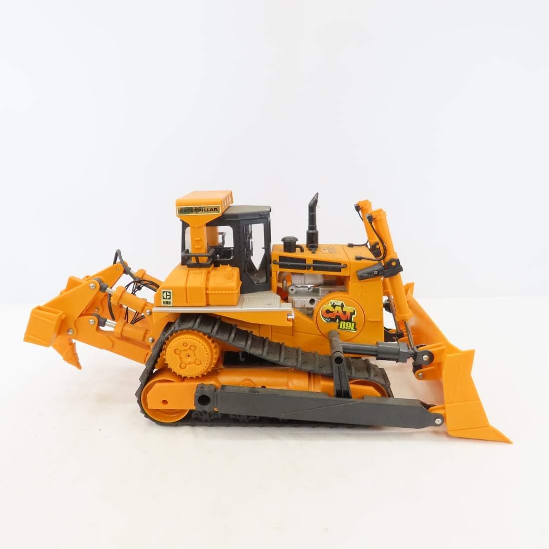 New Bright CAT D9L Caterpillar R/C Bulldozer - 6