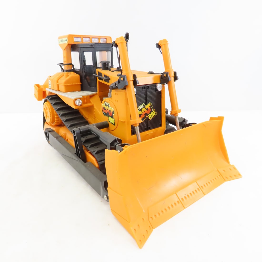 New Bright CAT D9L Caterpillar R/C Bulldozer - 7