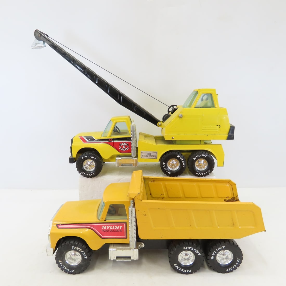 1980s Nylint Dump Truck & 6 Wheel Crane: 1980s Nylint Dump Truck & 6 Wheel Crane - crane strings are not working correctly- 1 is tight and other is broken, 1/18 Diecast, LOT SIZE:16x13x15" 9 LBS All information and photos, which are part of