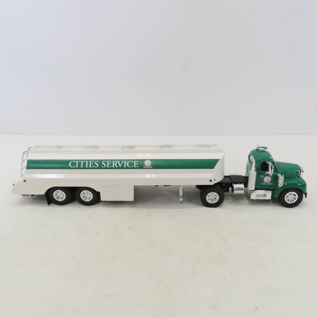 3 Plastic Truck & 3 Metal Car Banks, all have keys - 7