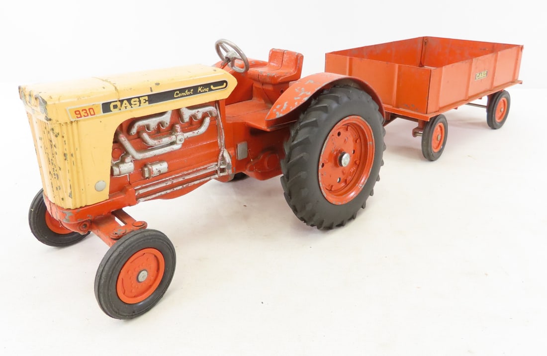 ERTL Case Comfort King 330 Tractor & Wagon: ERTL Case Comfort King 330 Tractor & Wagon - 1/16 diecast, LOT SIZE: 13x9x6" 3 LBS All information and photos, which are part of the description, are intended to be as accurate as possible, but