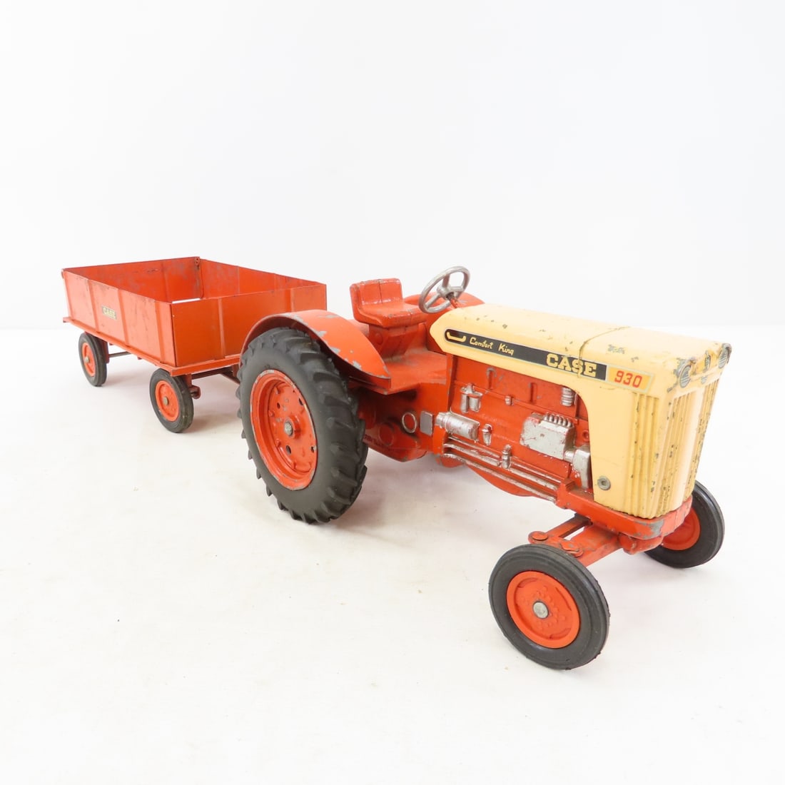 ERTL Case Comfort King 330 Tractor & Wagon - 7