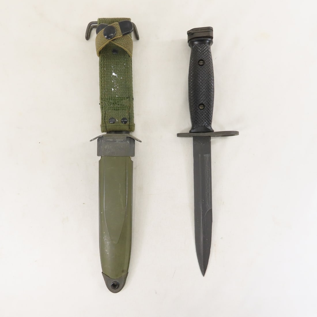 US Vietnam War Era M7 Bayonet & Scabbard: US Vietnam War Era M7 Bayonet & Scabbard - Crosspiece: US M7 IMPERIAL, Scabbard: U.S. M8A1 PWH. OAL: 11-7/8", Blade: 6.75". Lot Size: 13 x 3 x 2", 1 lb All information and photos are intended to be