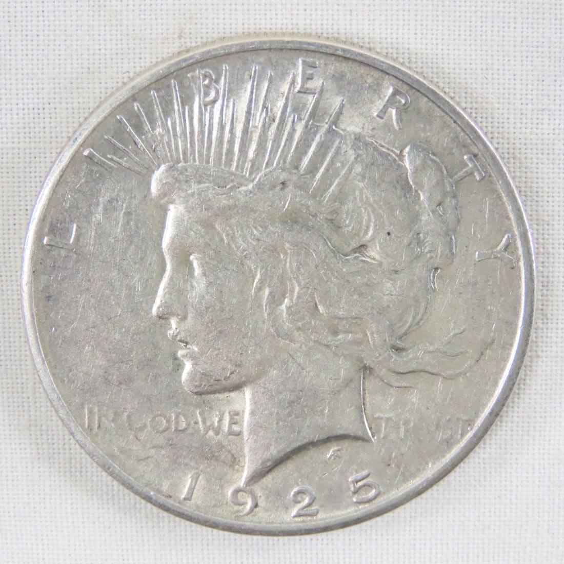 1925 S Peace Silver Dollar: 1925 S Peace Silver Dollar - Lot Size 2x2x1" 1 LB All information and photos are intended to be as accurate as possible, but errors are possible. No item may be returned or refused based on this